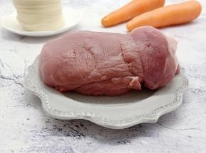 猪肉喜欢选瘦的不带筋的、胡萝卜两根。