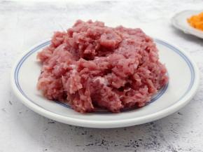 猪肉切片、放入搅拌机搅成末。