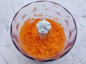 胡萝卜切片放入搅拌机，也搅成末。