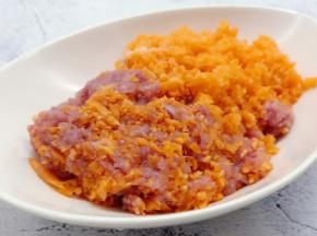 胡萝卜末跟猪肉拌在一起。