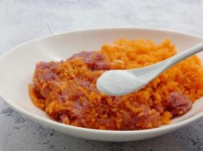 肉末中加入细盐，一定要细盐（细盐容易化开）