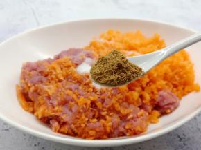 十三香加入肉末（加点十三香增加香味）