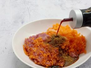 生抽也一起加入到肉末里。