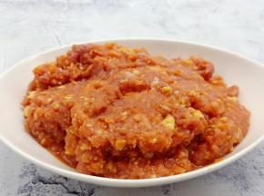 用筷子把调味料都搅拌均匀。