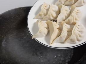 锅里水开，加入包好的饺子入锅、锅里加一点盐（盐水能提高水的沸点，能使饺子熟得快些。加盐的水会增加饺子皮的筋成型使煮出来的饺子皮更有Q感）