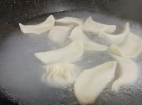 等到饺子皮儿变得透明，那么就可以加入少量的清水压上一下，煮好的饺子更加的透亮、而且还十分的好吃。