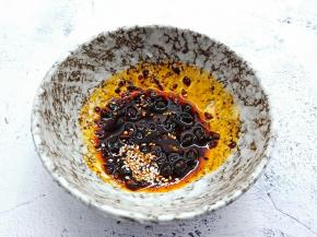 三勺辣椒红油、三勺醋、一勺芝麻油、一勺生抽、半勺盐、熟芝麻拌均匀。