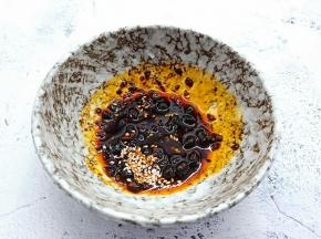 三勺辣椒红油、三勺醋、一勺芝麻油、一勺生抽、半勺盐、熟芝麻拌均匀。