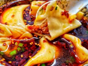 加入煮好的饺子，等不及吃一个。