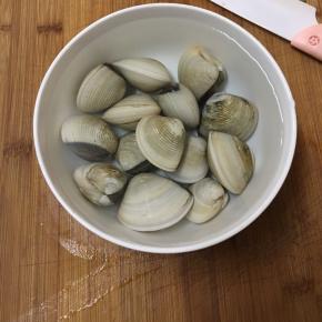 沙白贝几乎不含泥沙，不用饲养吐沙，用刷子刷洗干净，沥干水备用。