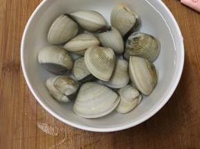 沙白贝几乎不含泥沙，不用饲养吐沙，用刷子刷洗干净，沥干水备用。