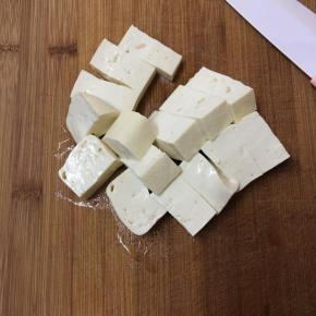 豆腐切小块备用。