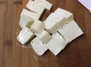 豆腐切小块备用。