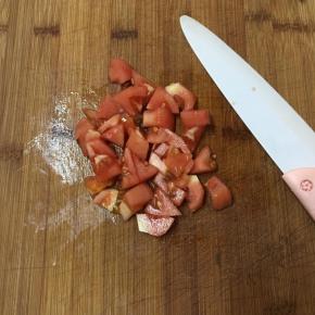 番茄去皮切丁备用。