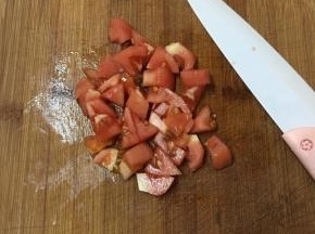 番茄去皮切丁备用。