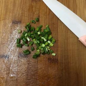 香葱切碎备用。