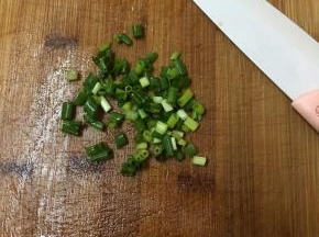 香葱切碎备用。