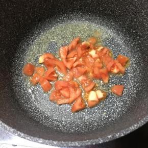 锅里加入少许油，大火烧热，下入番茄丁翻炒至软。