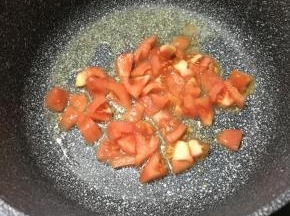 锅里加入少许油，大火烧热，下入番茄丁翻炒至软。