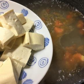 下入豆腐大火煮1分钟。