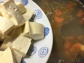 下入豆腐大火煮1分钟。