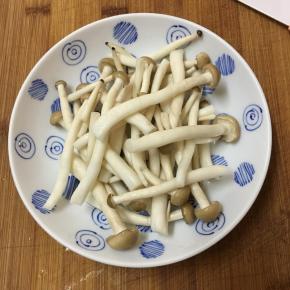 蟹味菇洗净备用。