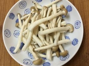 蟹味菇洗净备用。