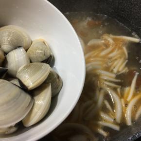 下入沙白贝煮至沙白开口。