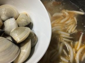 下入沙白贝煮至沙白开口。