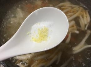 调入盐和鸡精。