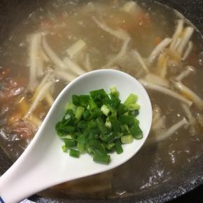 关火前下入葱花。