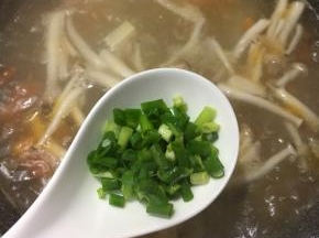 关火前下入葱花。