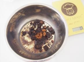 加入色拉油，充分搅拌均匀