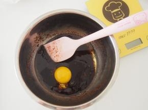 磕入一个鸡蛋，充分搅拌均匀