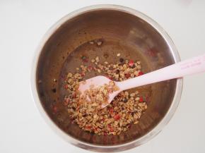 加入50g即食燕麦，搅拌均匀