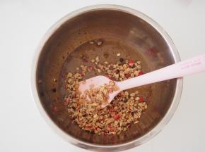 加入50g即食燕麦，搅拌均匀