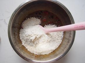 筛入低筋面粉、泡打粉和小苏打，切拌均匀