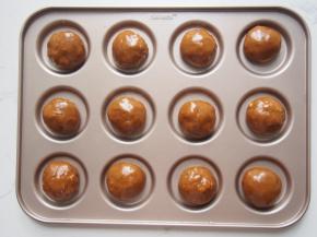 将面团分成12等份放入乌比派烤盘中