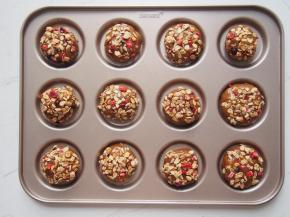 在面糊表面撒上一层燕麦作为装饰，也可以直接刷一层蛋液