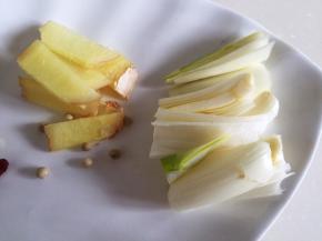 大葱、生姜分别切碎