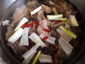 羊排放入锅中添适量清水，放入葱姜、枸杞