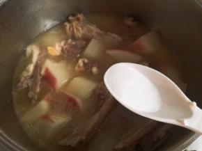 放盐调味，然后收浓汤汁