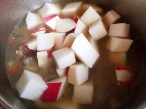 放入其余调料中火煮40-50分钟，放入萝卜块继续炖10分钟