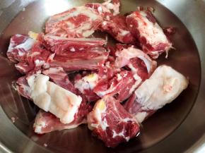 凉水下锅焯去血沫