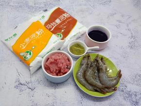 准备所有需要的食材，猪肉剁成末、紫甘蓝汁加热。