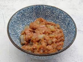 调味料与肉末虾粒用筷子搅拌上劲。