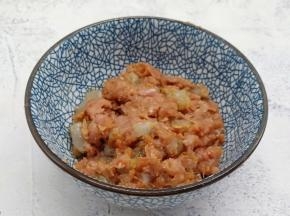 调味料与肉末虾粒用筷子搅拌上劲。
