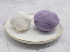 90克的小麦淀粉、30克的马铃薯淀粉、3克的抹茶粉用开水混合均匀再揉成团。