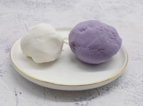 90克的小麦淀粉、30克的马铃薯淀粉、3克的抹茶粉用开水混合均匀再揉成团。