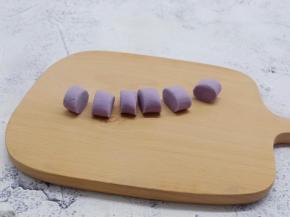 揉成长圆条切成小剂子。